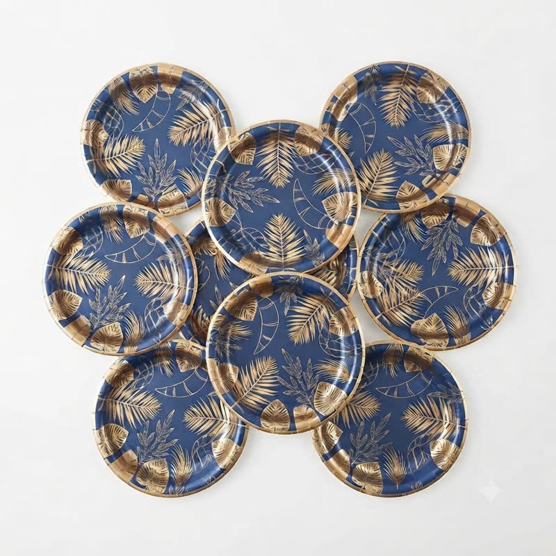 Plato azul con hojas tropicales doradas
